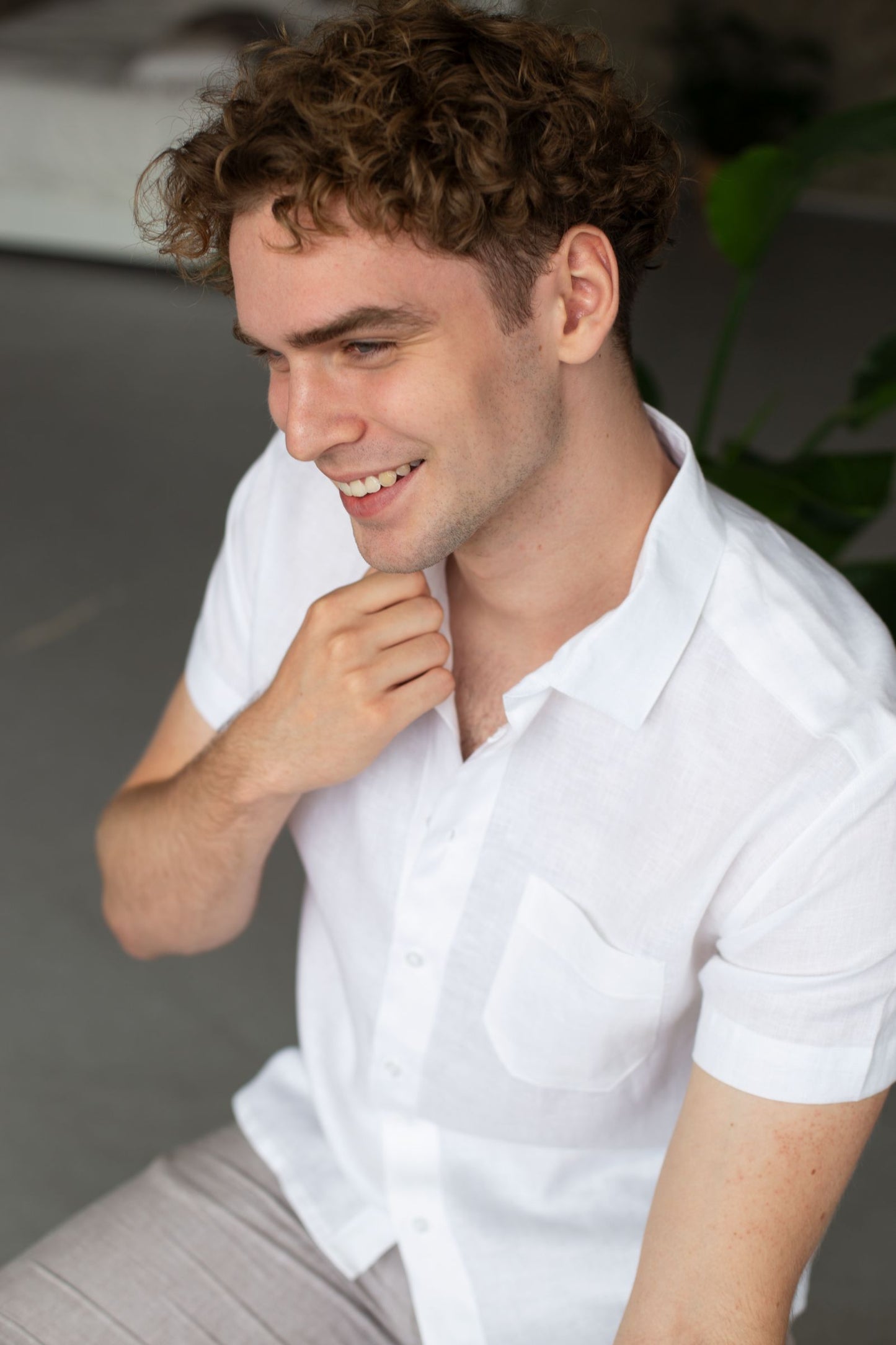 1203 – white short-sleeved shirt with classic collar