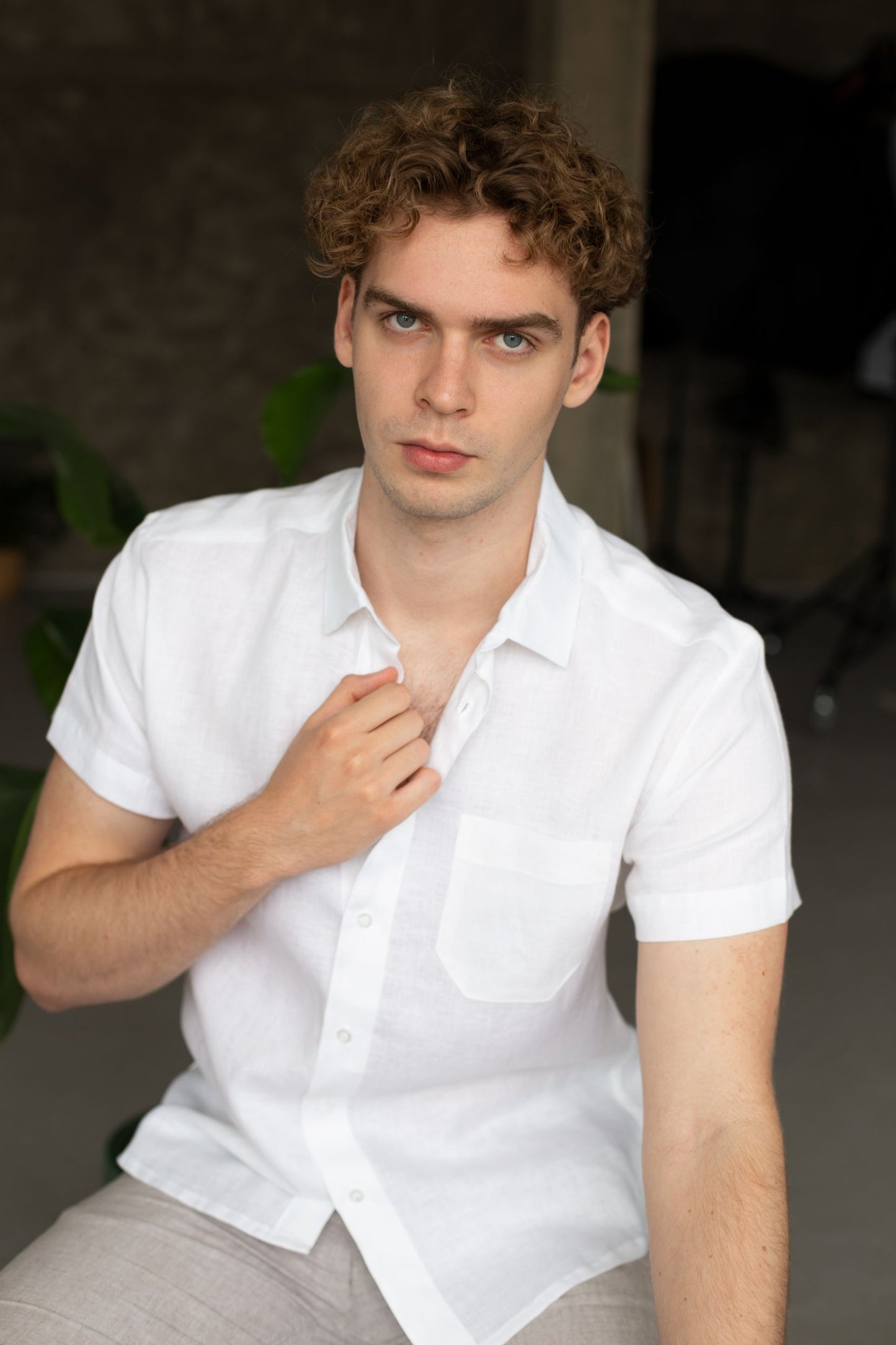 1203 – white short-sleeved shirt with classic collar