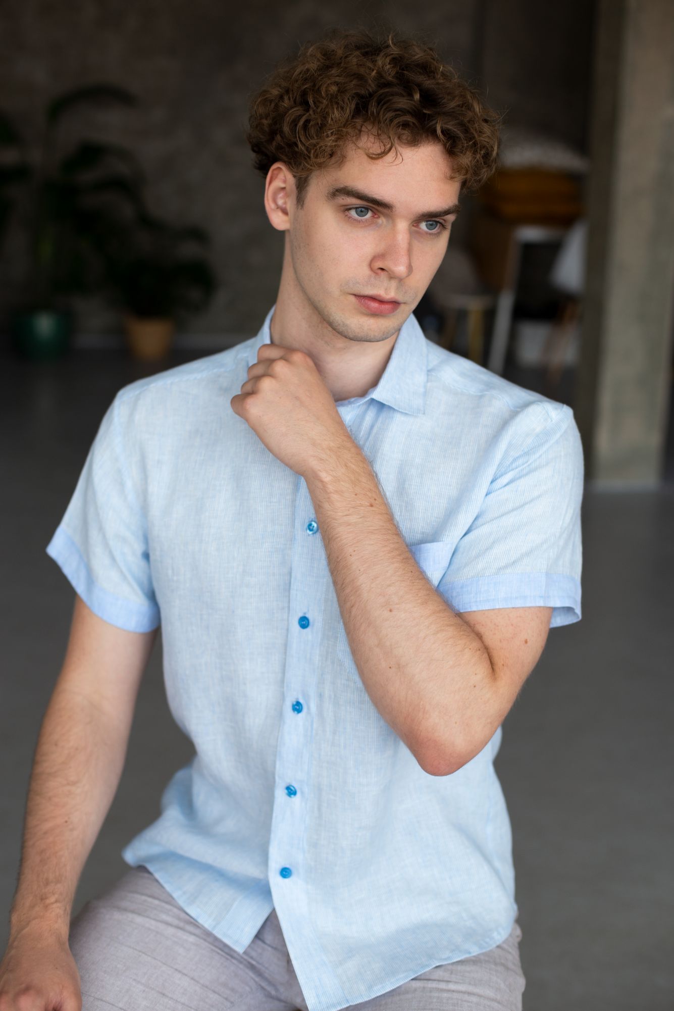 1240 - blue striped short-sleeved shirt with classic collar